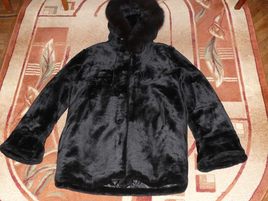 Haina cu gluga din blana artificiala marime XXXL nepurtata