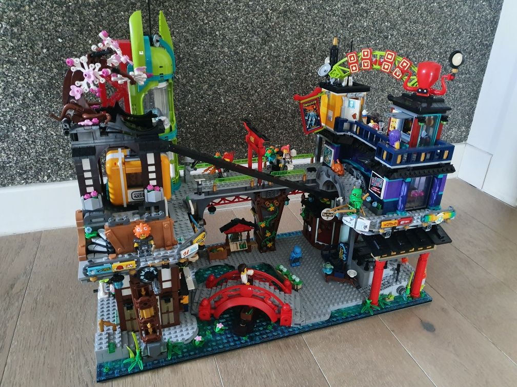 Lego 71799 Ninjago Pietele Orasului
Pietele Orasului
Setul nou, sigila