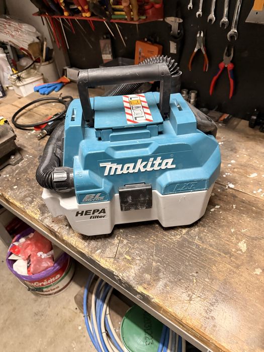 Makita акумулаторна прахосмукачка