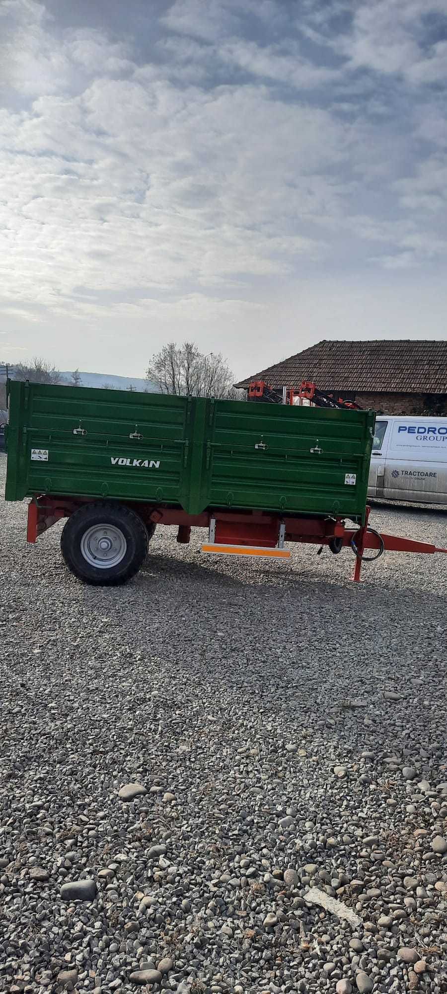 Remorca agricola 5 T, basculare pe 3 parti cu frana pneumatica