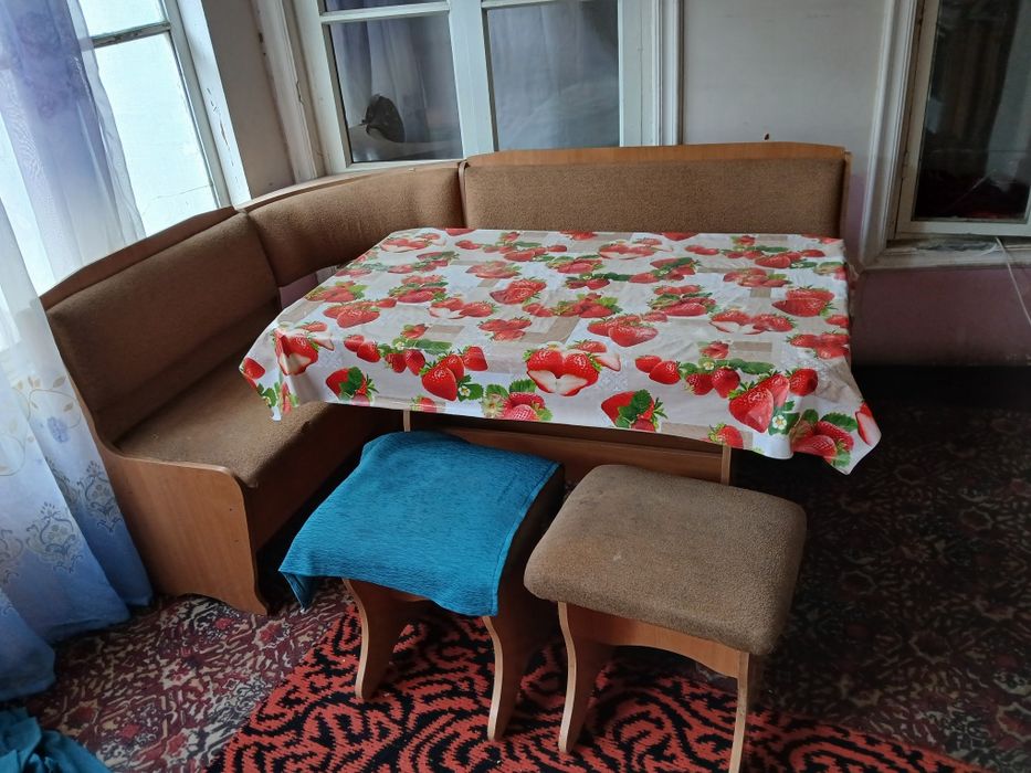 Телевизор, плисос, уголок