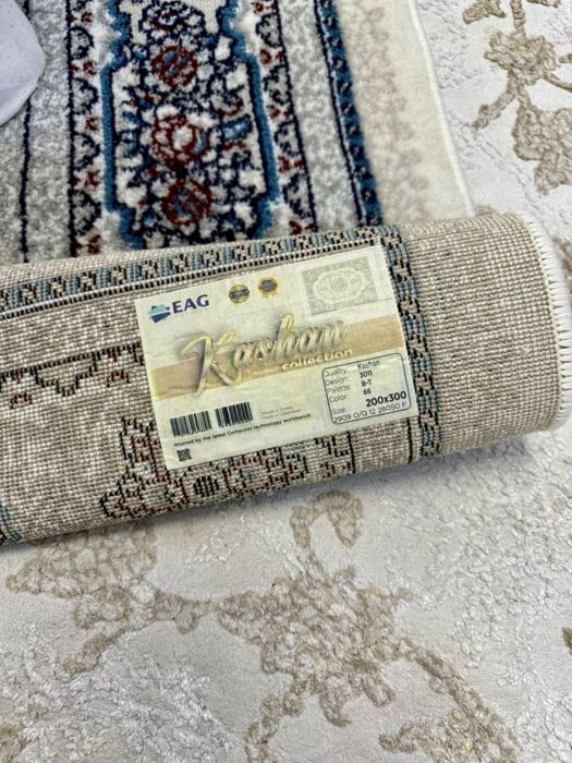 Продаю 2 ковра акриль,  размер  300/400, 200/400..куплены в августе