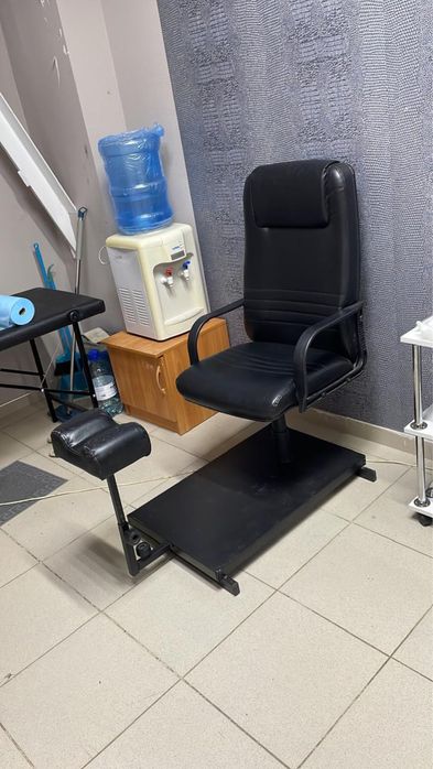 Кресло педикюрное, стол маникюрный