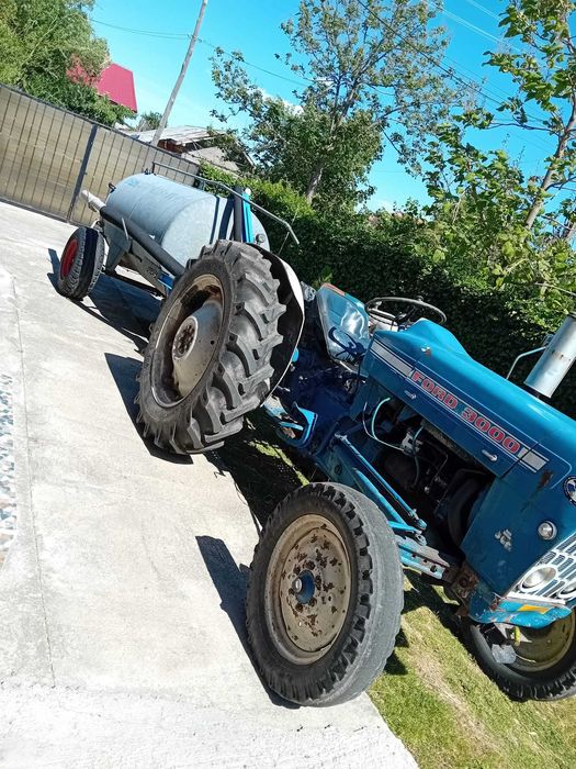 De vanzare ford 3000 vitanja si plug cu 2 tulpine reversibil manual