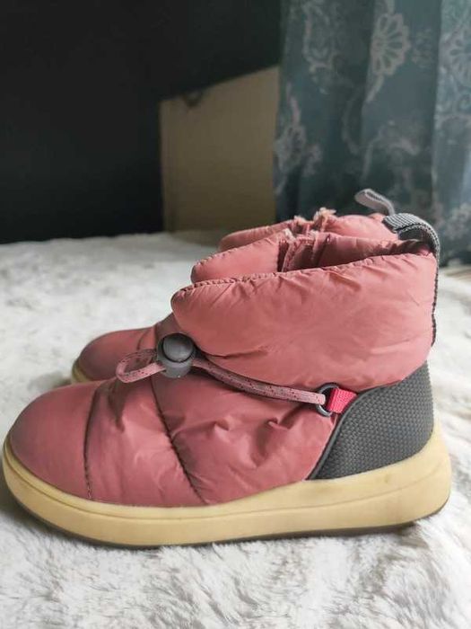 Papuci impermeabili Zara 25 stare bună, o pată pe interior