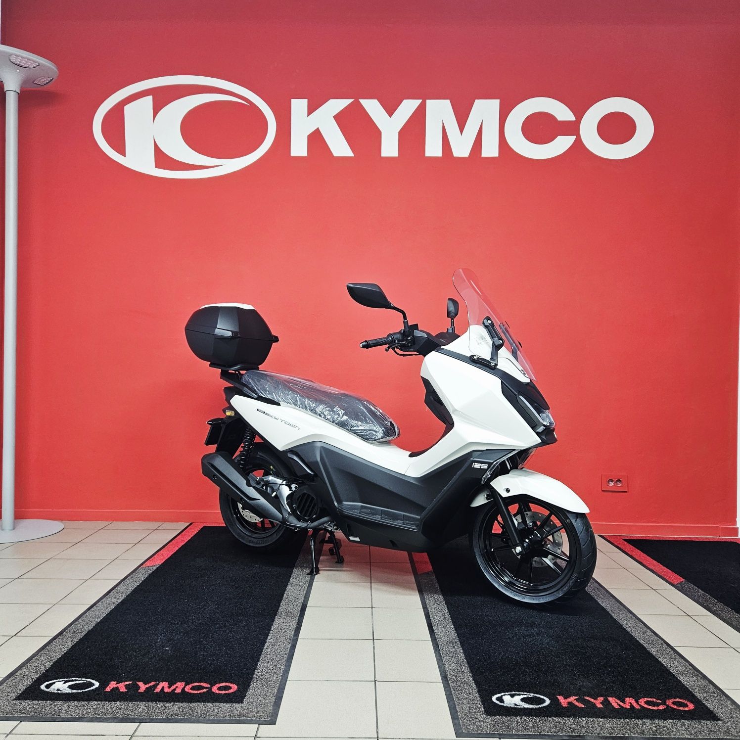Scuter Kymco SKYTOWN 125i la pret promotional!