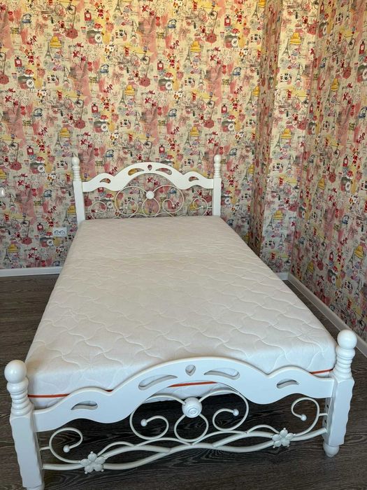Белая кровать 1,2 с матрасом