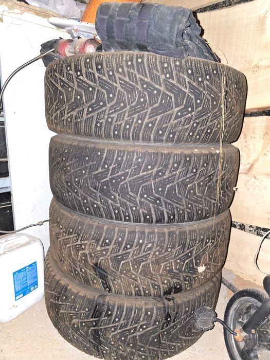 Срочно продается зимние шины размер 215/60R 16, фирма Hankook