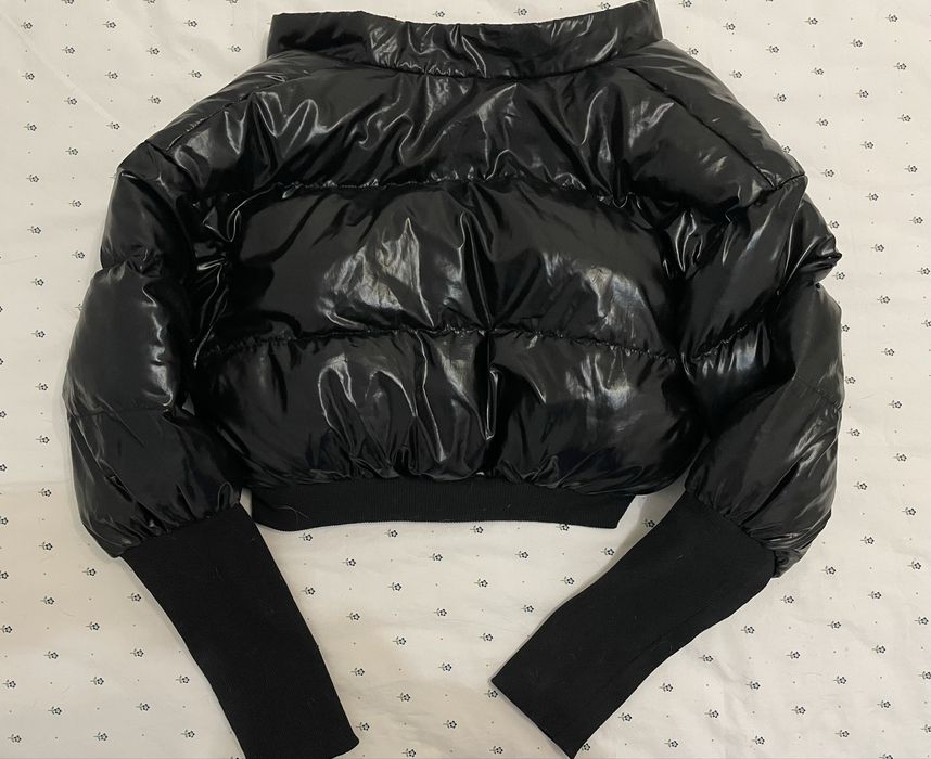 Черно лачено яке