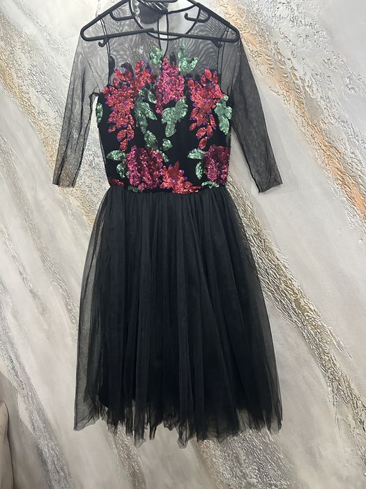 Rochii de ocazie din tiul și paiete