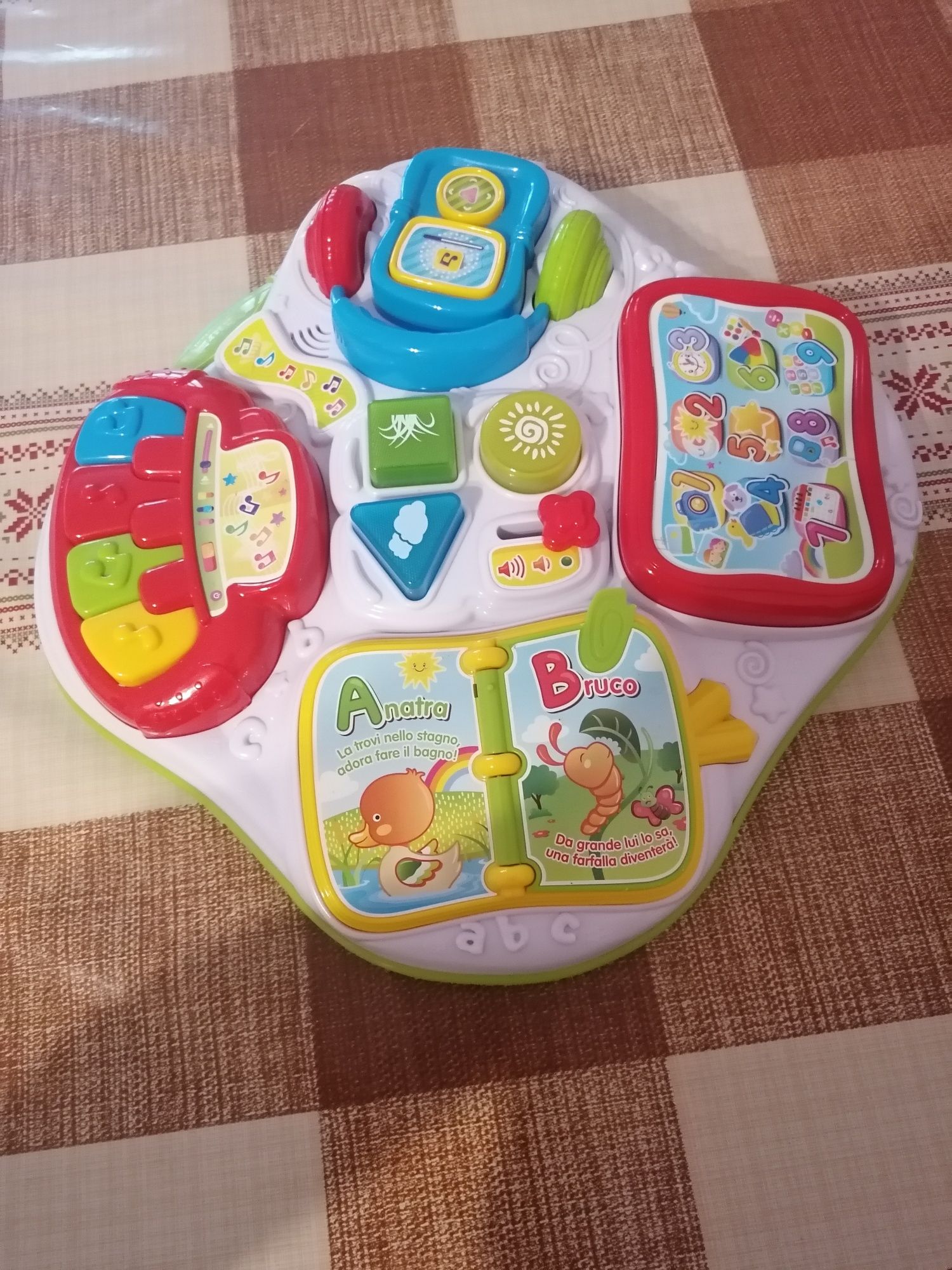 Jucărie interactiva în limba italiana.