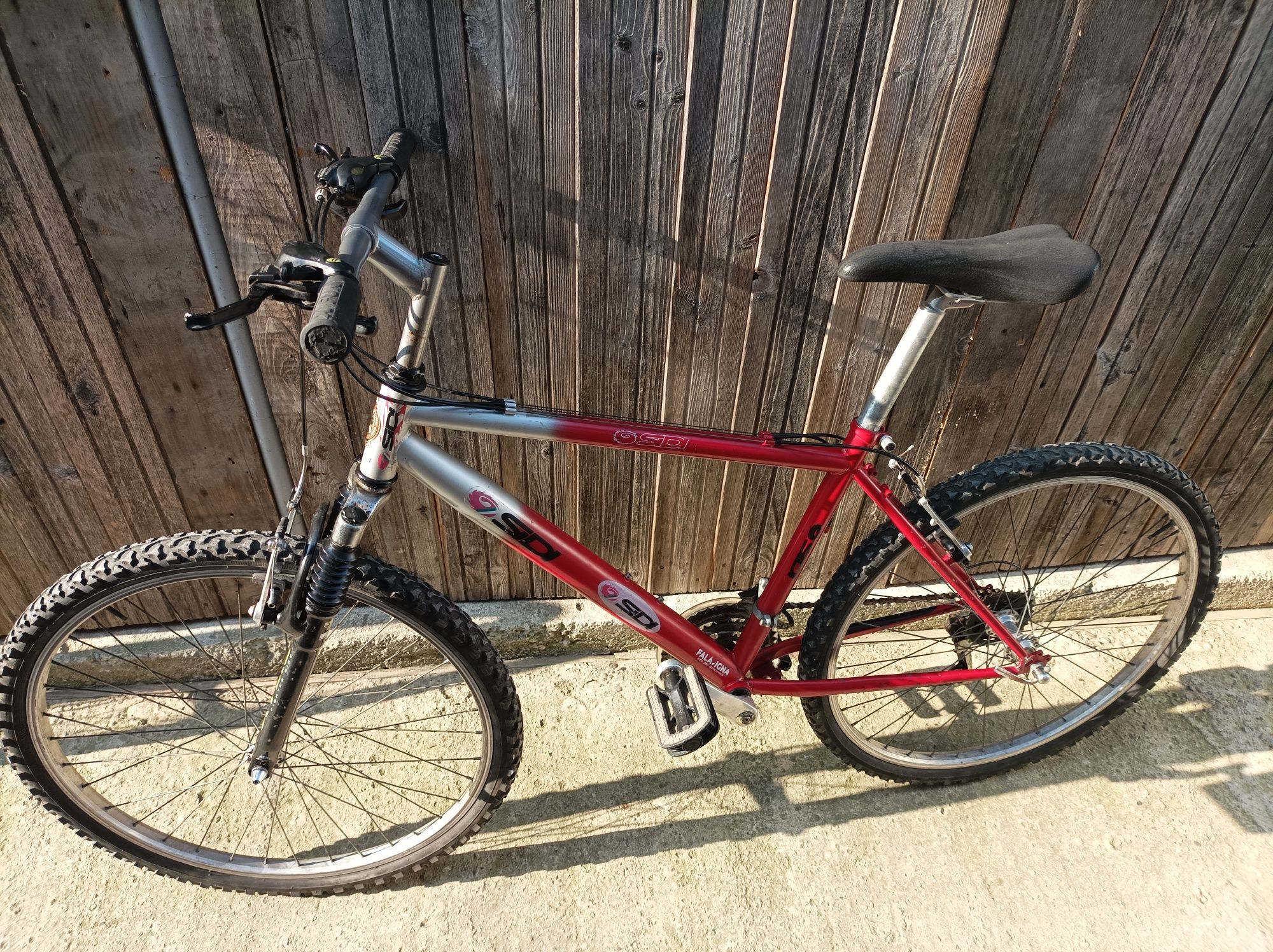Bicicletă MTB pe 26"