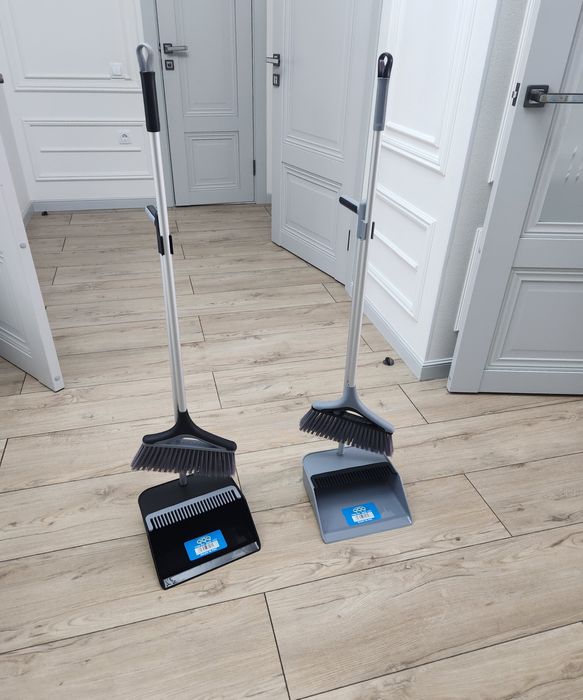 Метла и савок. Щетка и савок.