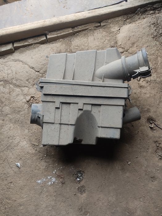 Продам корпус воздушного фильтра Мерседес 124