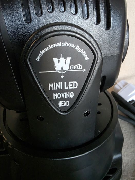 Mini led moving head rotativ cu telecomanda bun pentru party