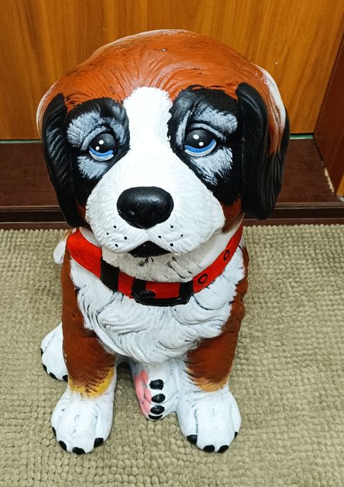 Продавам керамична фигура на куче.