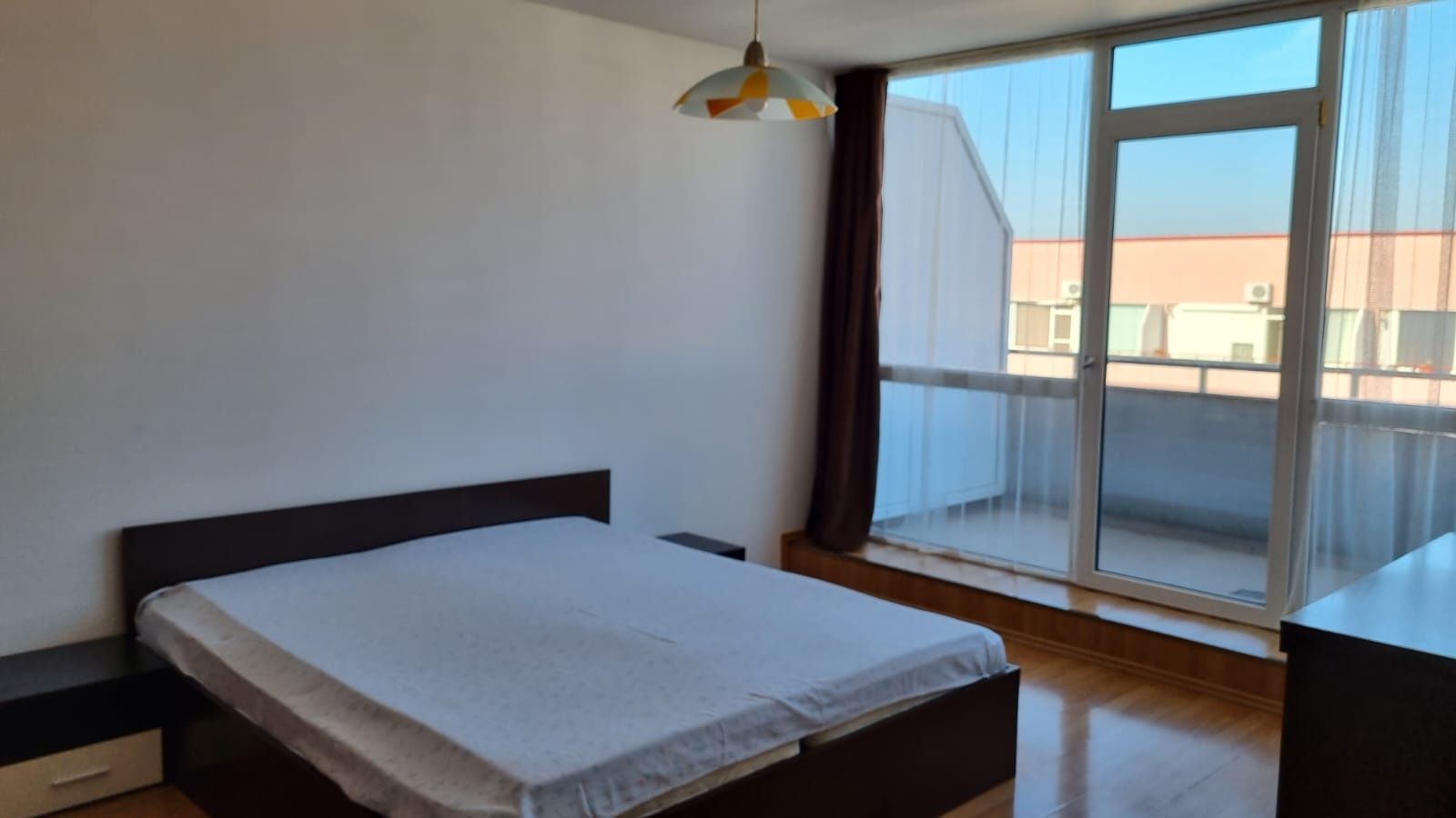 Închiriez apartament.