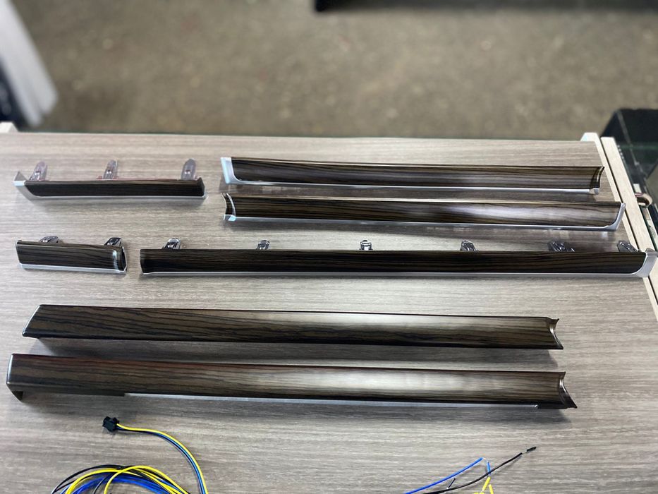 LED накладки на дверные  карты для Toyota Land Cruiser 200