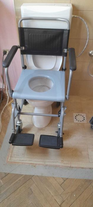 Scaun rulant cu wc/ baie dus/pacienti dizabilitati batrani