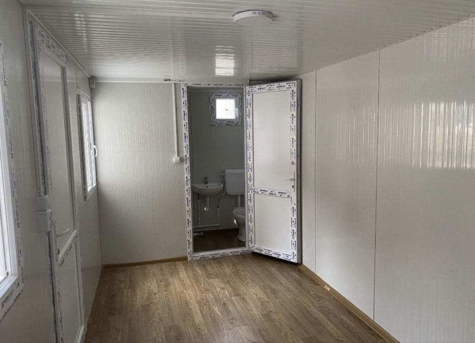 Vand containere modulare 2,4 x 6 m de locuit dotate cu grup sanitar