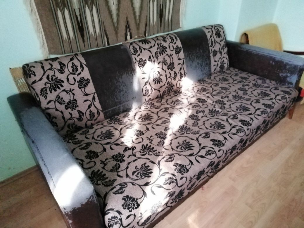 Canapea extensibila din lemn masiv, 125x190 cm