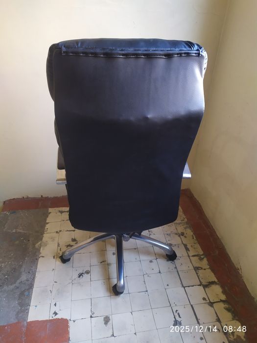 Офис кресло сотилади.