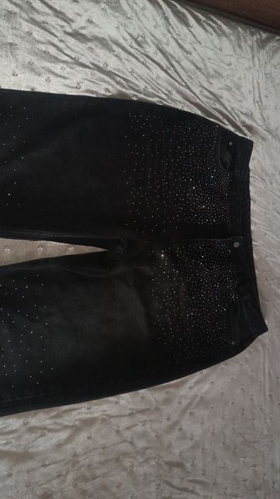 Дънки с прав крачол и камъни