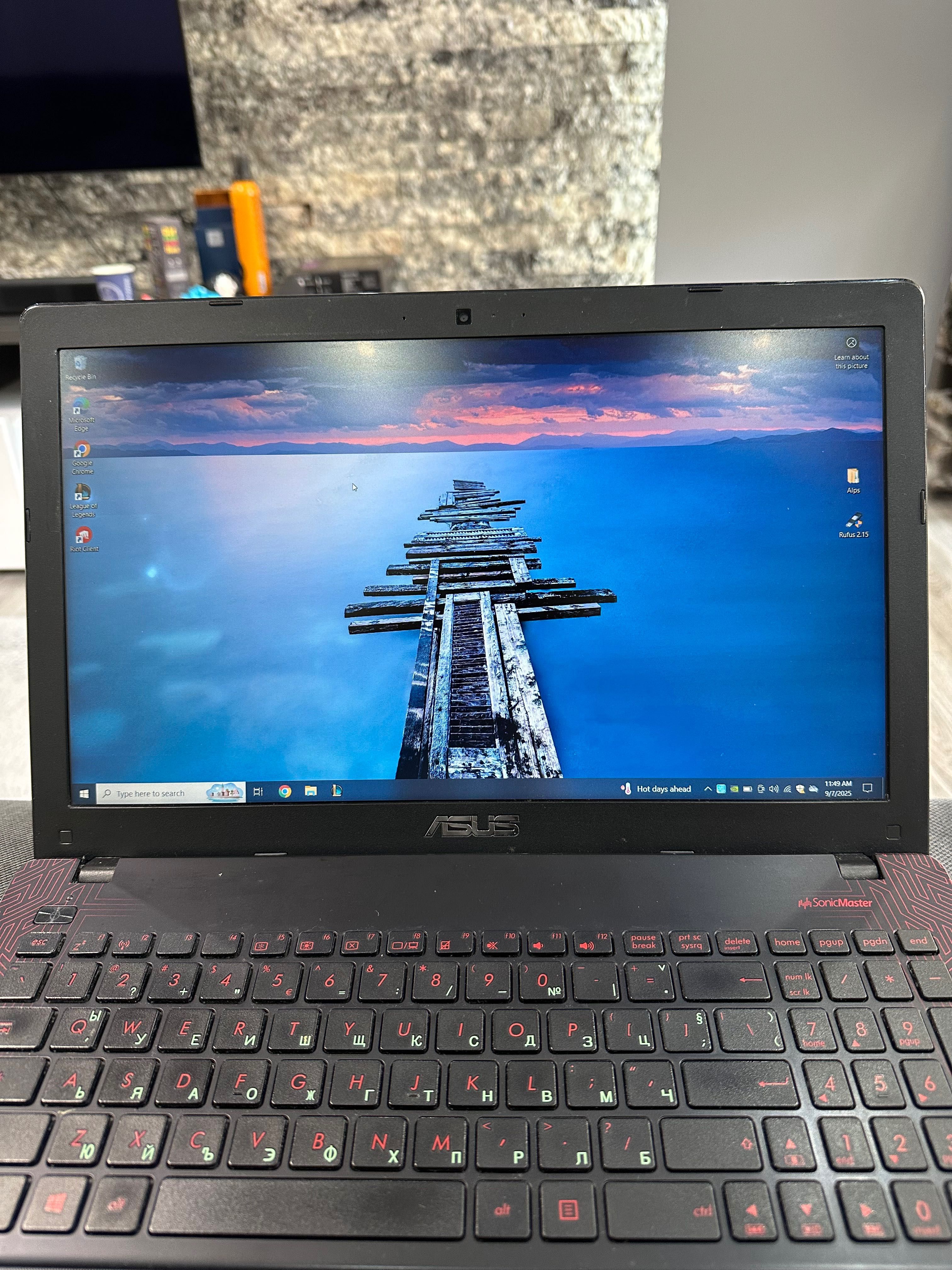 8 ядрен лаптоп Asus подходящ за игри