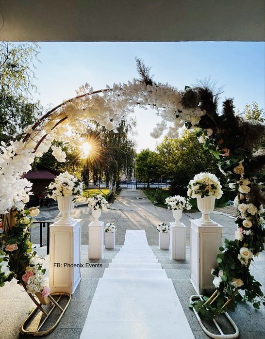 Aranjament biserica decor decoratiuni florale intrare cununie nunta bo