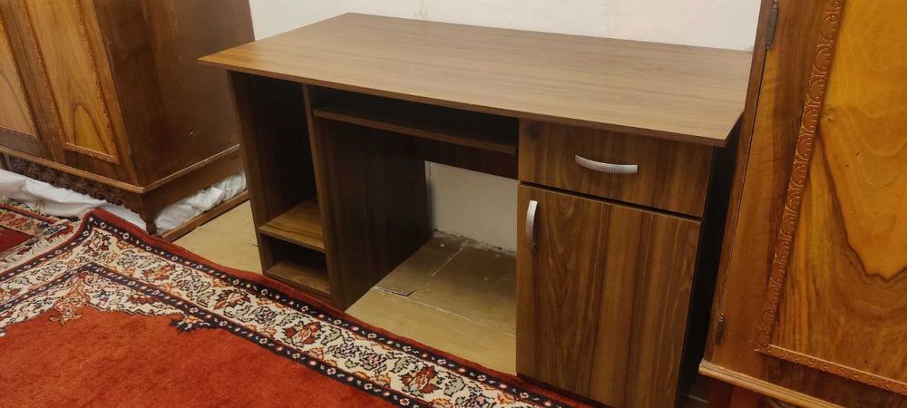 Birou de calculator cu rafturi, sertare si tava tastatura