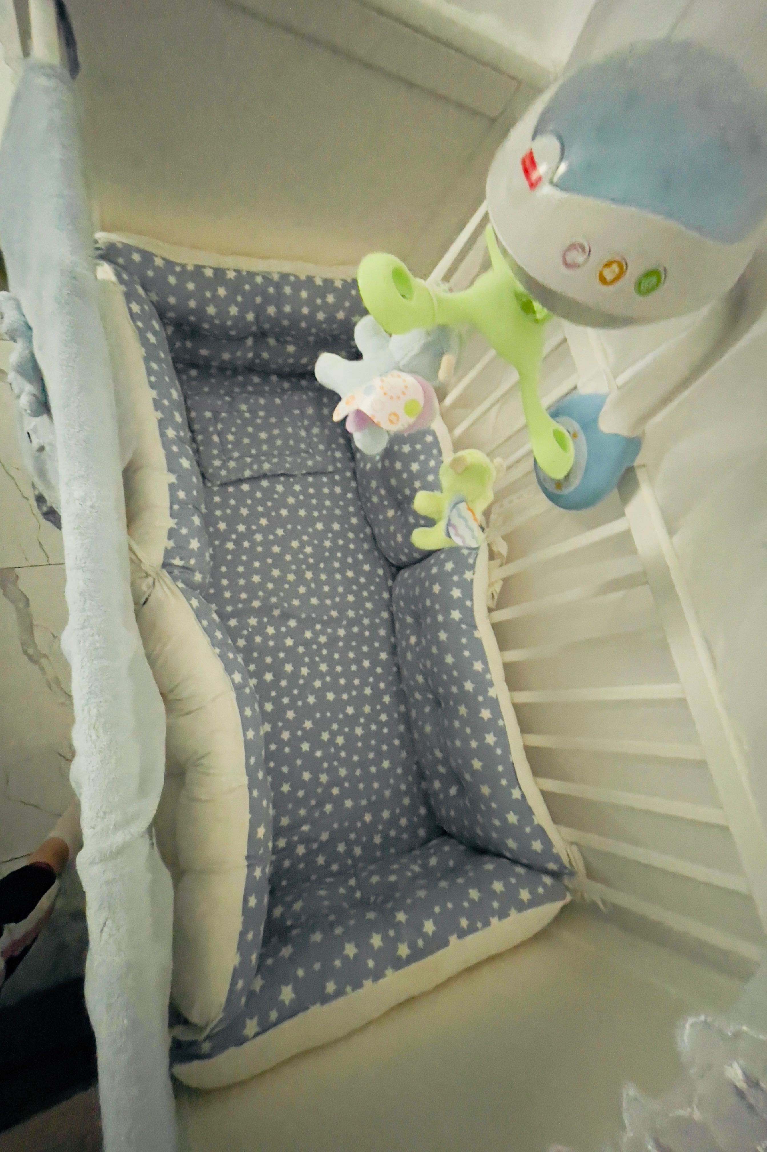 Pătuț bebeluș se vinde cu salteaua și caruselul  Fisher-price.