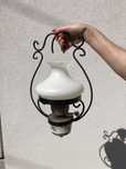 Lampă electrică din fier forjat si porțelan cu abajur din sticlă albă