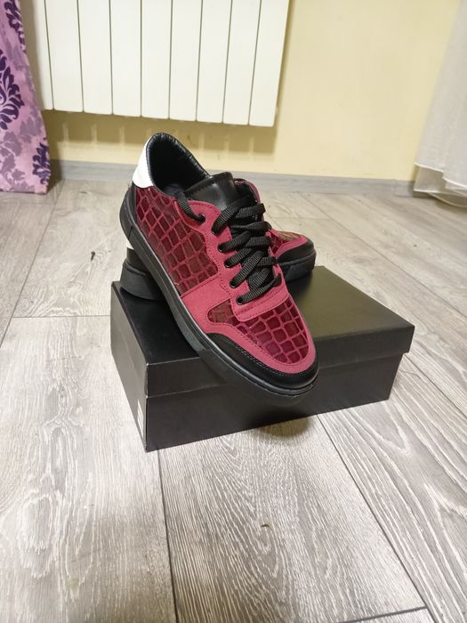 Vănd Adidași culoare Negri