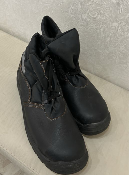 Ер адамның аяқ киімі сатылады