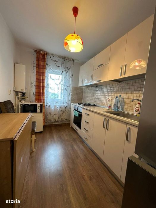 De vanzare 3 camere, 2 balcoane, mobilat și utilat, zona Scoala 5