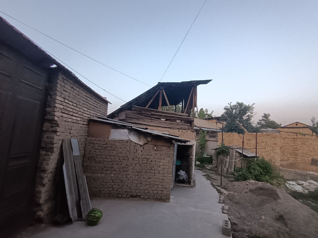 Uy sotiladi 4 SOTIX Yangiyo'l shahrida (срочно)