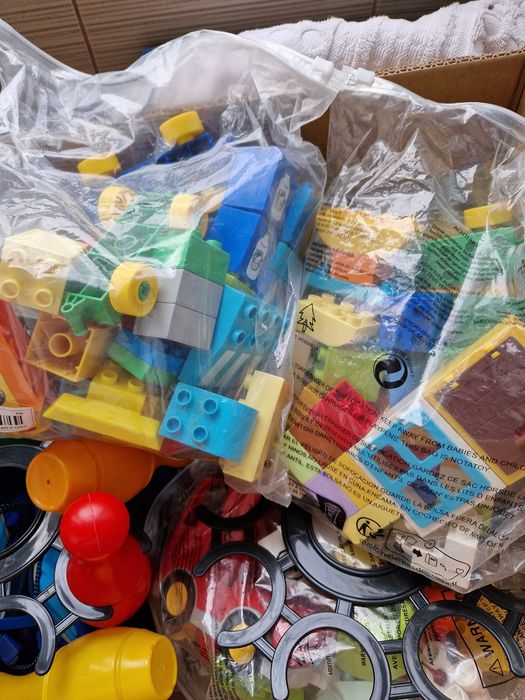 Vând o cutie jucării 2-5 ani  ce conține lego dulpo, fructe și legume