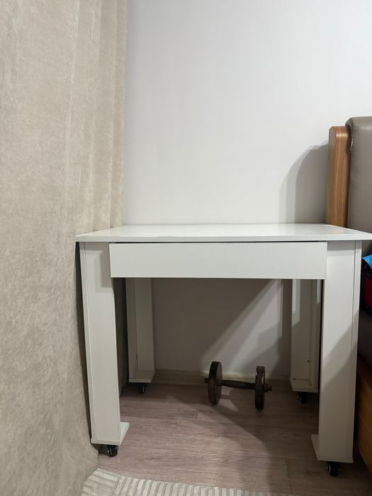 рабочии стол белый идальный состояние как новый  с ножками
