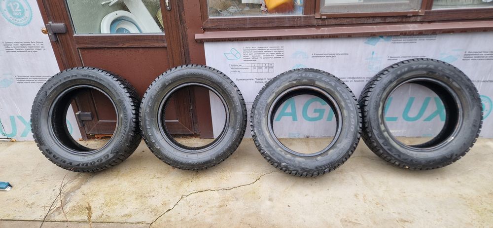 Продам Зимние шины 215/65/16