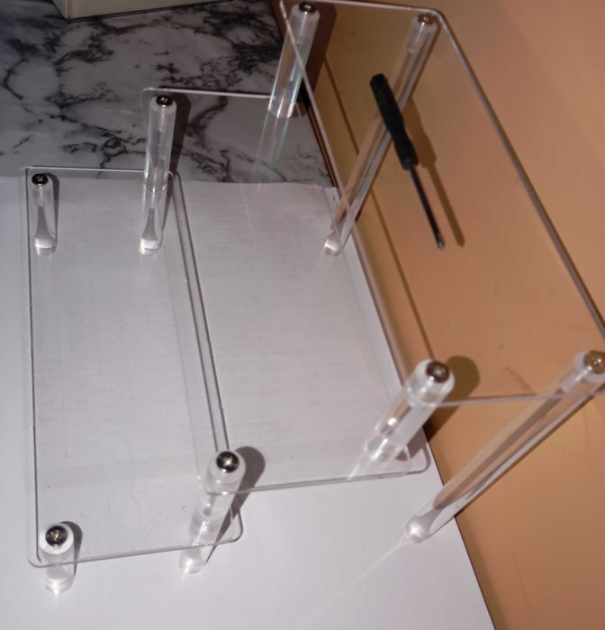 Поставка за парфюми. Пластмаса.