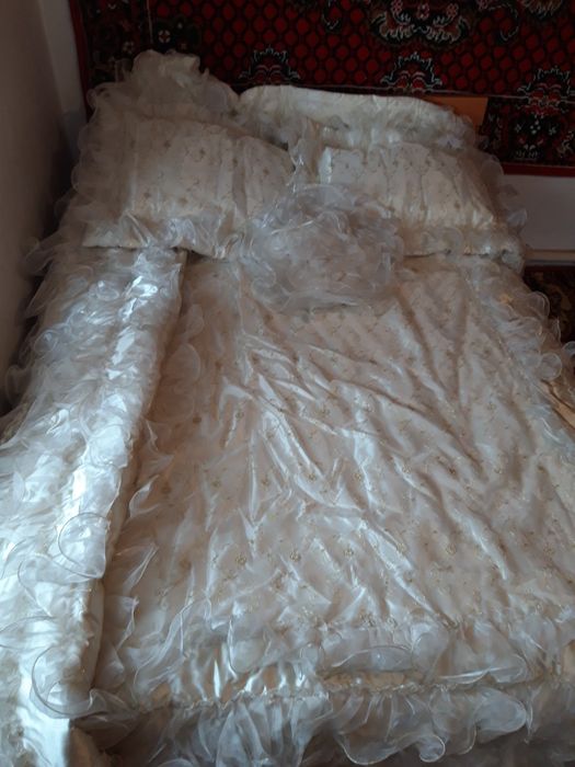Срочно  продам! Нарядный наборр:покрывала с декоративными наволочками.