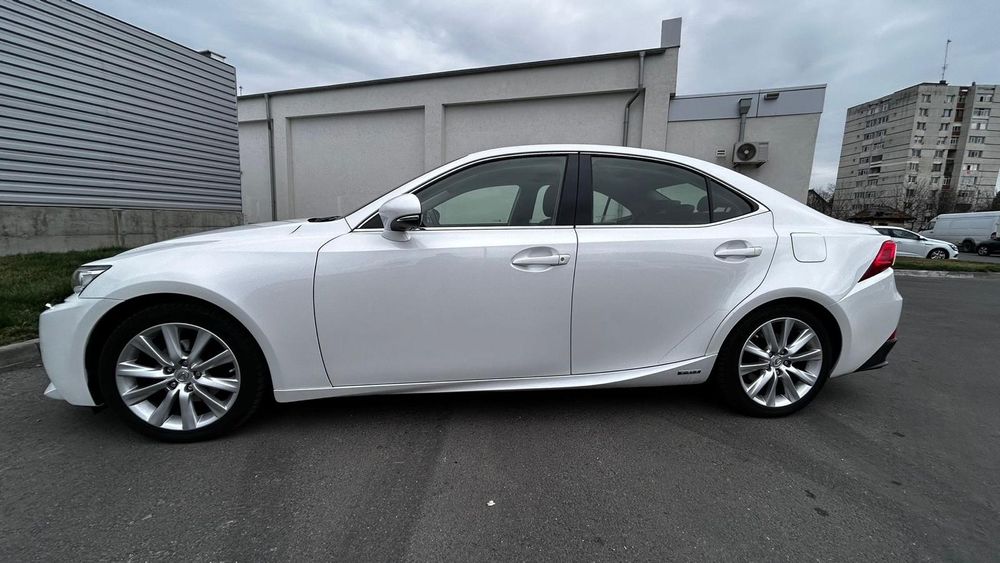 Lexus is 300h hibrid
