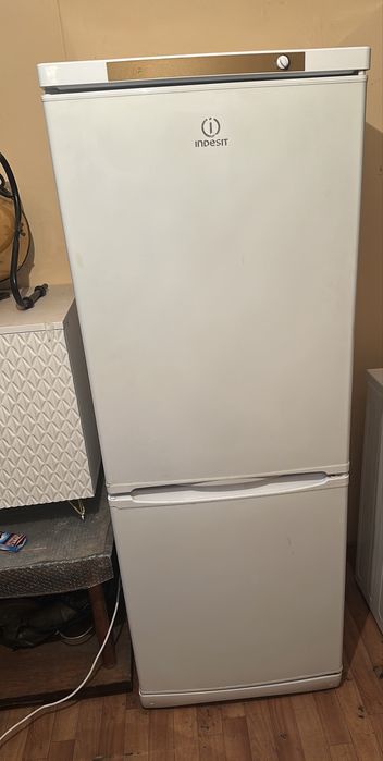 Продам холодильник Indesit