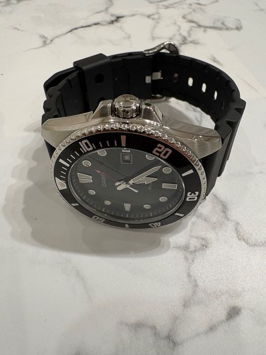 Продавам часовник Casio MDV 107 D