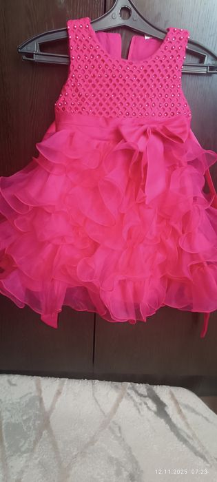 Платья праздничные на возраст от 3 до 5 лет.Каждое по 3000 тенге