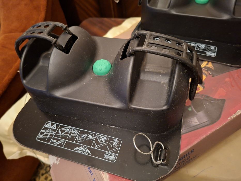 Магнитен багажник за два комплекта ски.