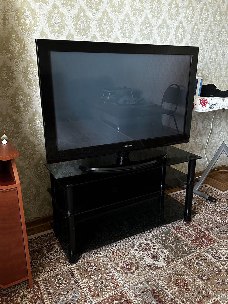 Телевизор Samsung и подставка для телевизора