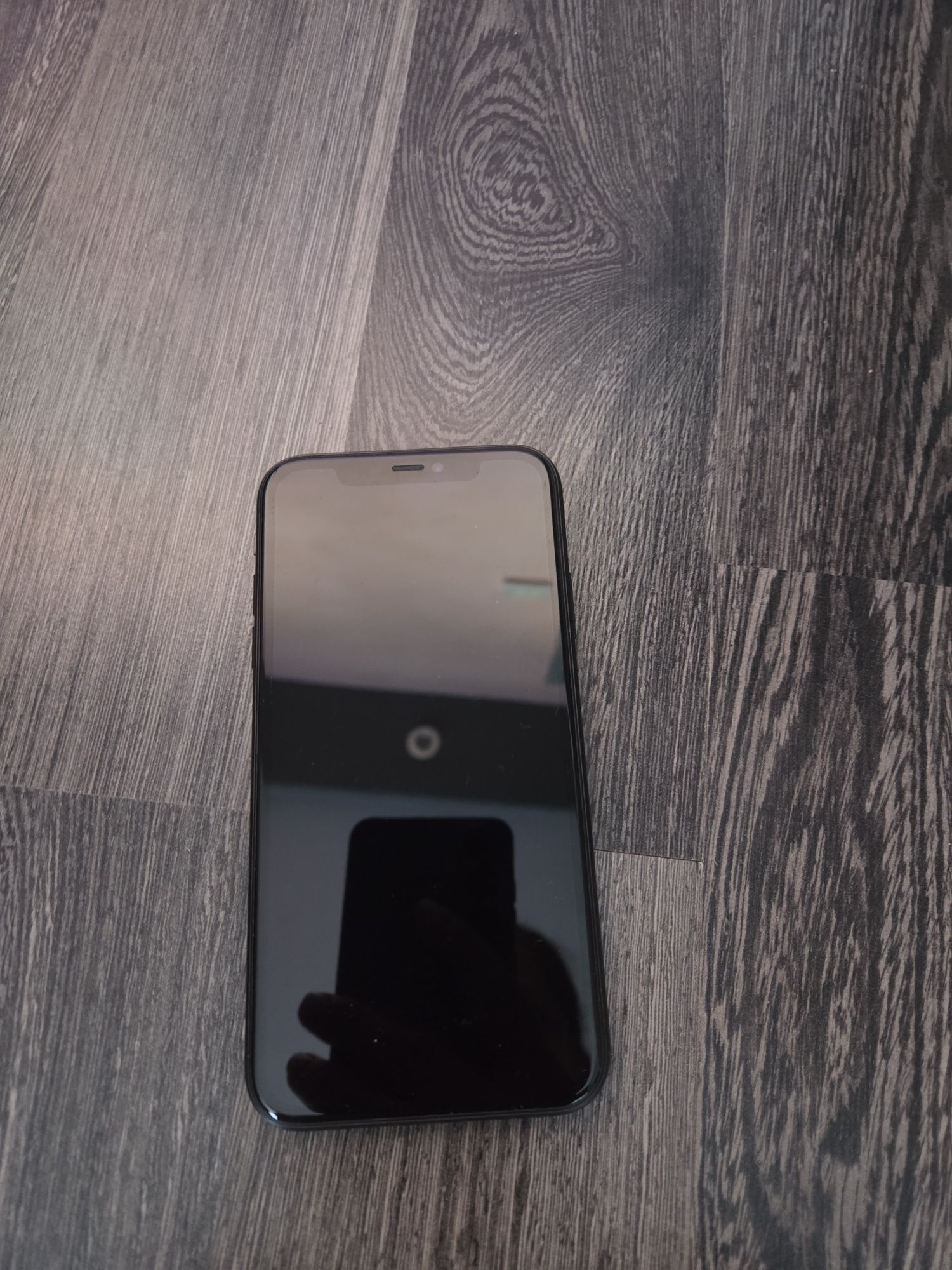 Продавам iphone 11 64GB