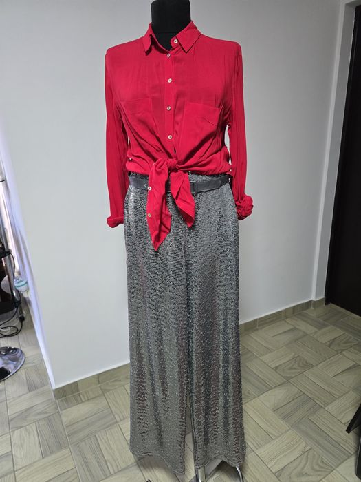 Pantaloni argintii cu paiete, pentru ocazii speciale;