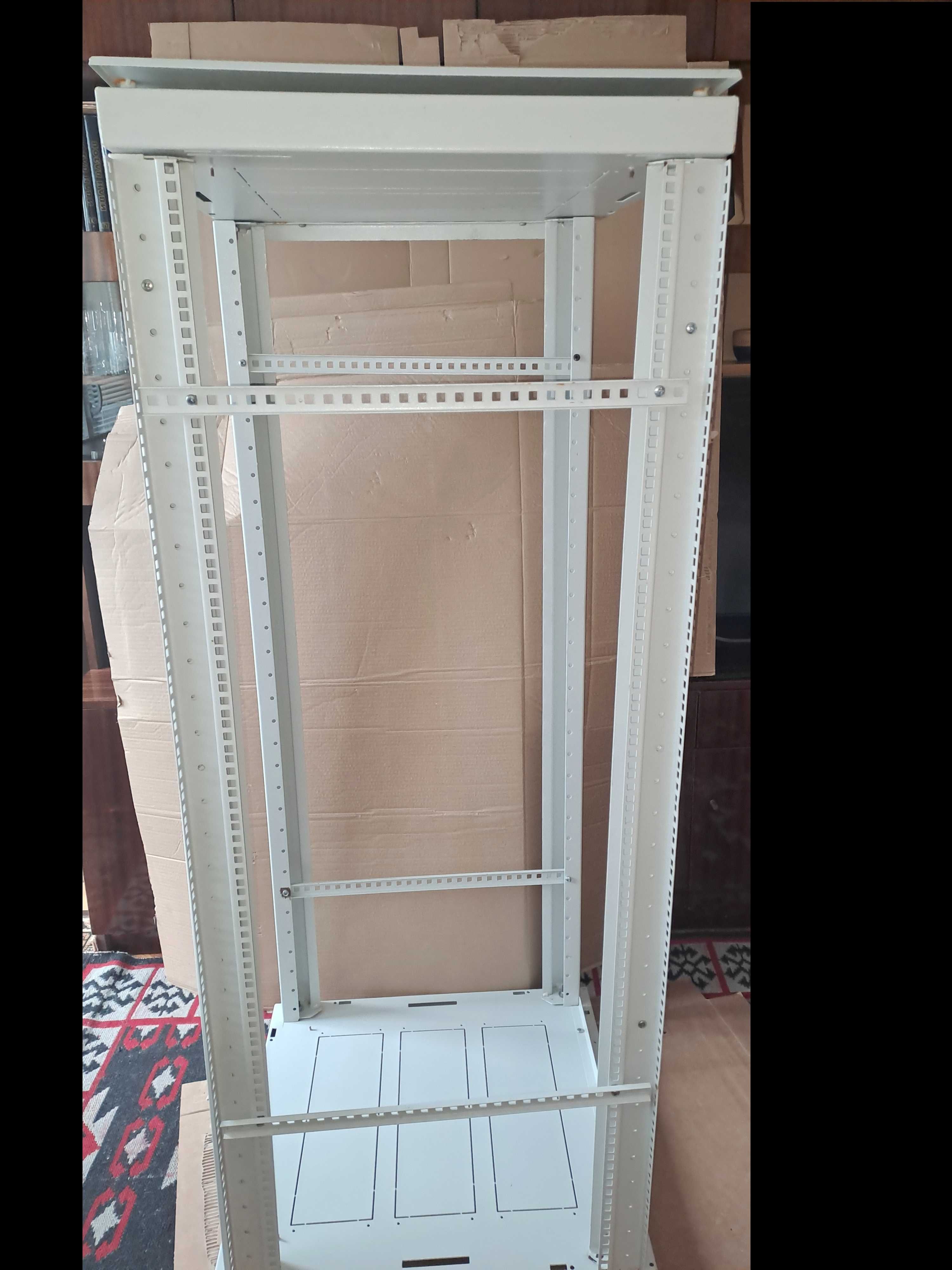 Продавам комуникационен шкаф 19" за 32U